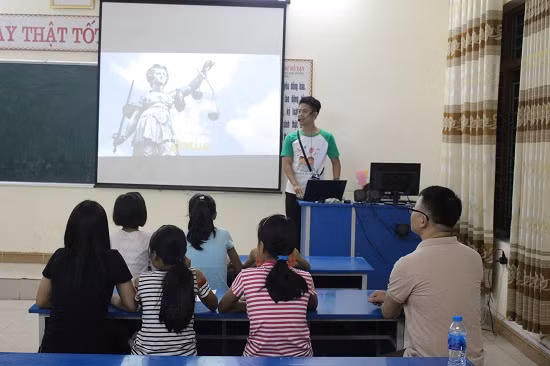 Không khí học tập Tiếng Anh sôi nổi tại nhà văn hóa thôn Đức Sơn, xã Yên Đức, thị xã Đông Triều (Quảng Ninh) vào buổi tối. (Ảnh: CTV) Không khí học tập Tiếng Anh sôi nổi tại nhà văn hóa thôn Đức Sơn, xã Yên Đức, thị xã Đông Triều (Quảng Ninh) vào buổi tối. (Ảnh: CTV)