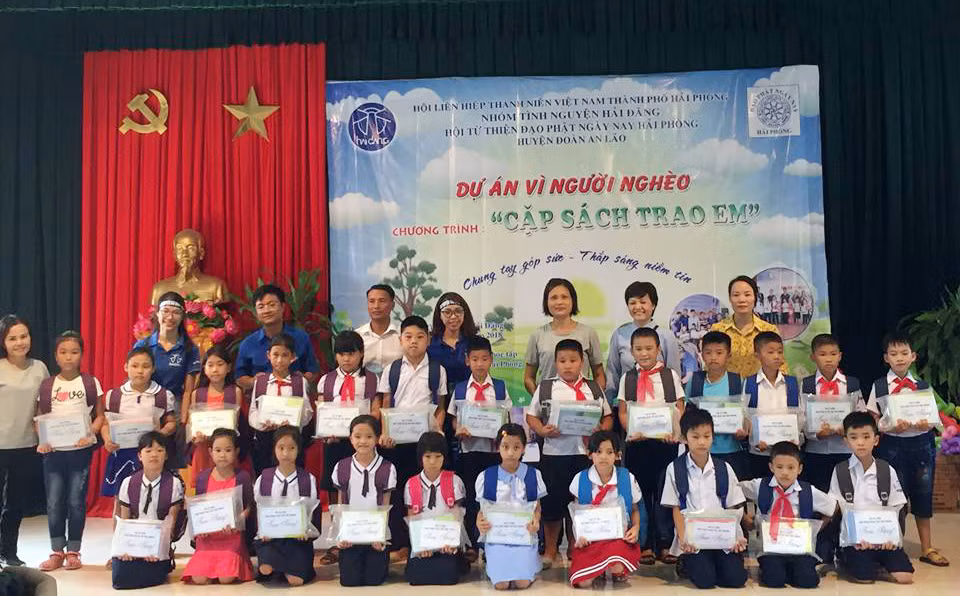 Học sinh có hoàn cảnh khó khăn tại huyện An Lão (Hải Phòng) được trao cặp sách trước năm học mới (Ảnh: Lã Tiến)