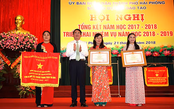 Ông Lê Khắc Nam, Phó Chủ tịch Ủy ban nhân dân thành phố Hải Phòng trao cờ thi đua của Chính phủ và bằng khen của Thủ tướng Chính phủ tặng các tập thể, cá nhân. (Ảnh: CTV) Ông Lê Khắc Nam, Phó Chủ tịch Ủy ban nhân dân thành phố Hải Phòng trao cờ thi đua của Chính phủ và bằng khen của Thủ tướng Chính phủ tặng các tập thể, cá nhân. (Ảnh: CTV)