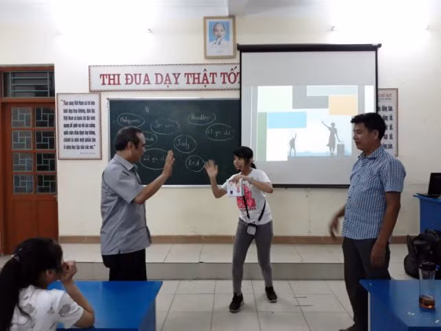 Người dân, học sinh được học kỹ năng giới thiệu nét văn hóa truyền thống của quê hương bằng tiếng Anh. (Ảnh: CTV) Người dân, học sinh được học kỹ năng giới thiệu nét văn hóa truyền thống của quê hương bằng tiếng Anh. (Ảnh: CTV)