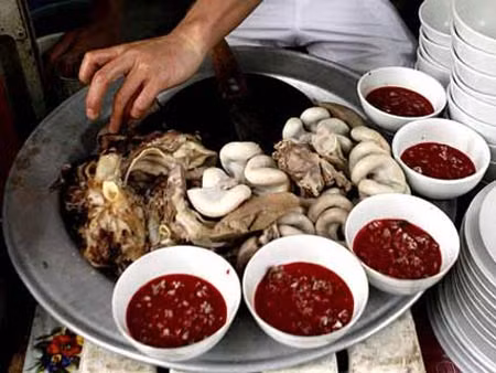 Lòng lợn tiết canh.