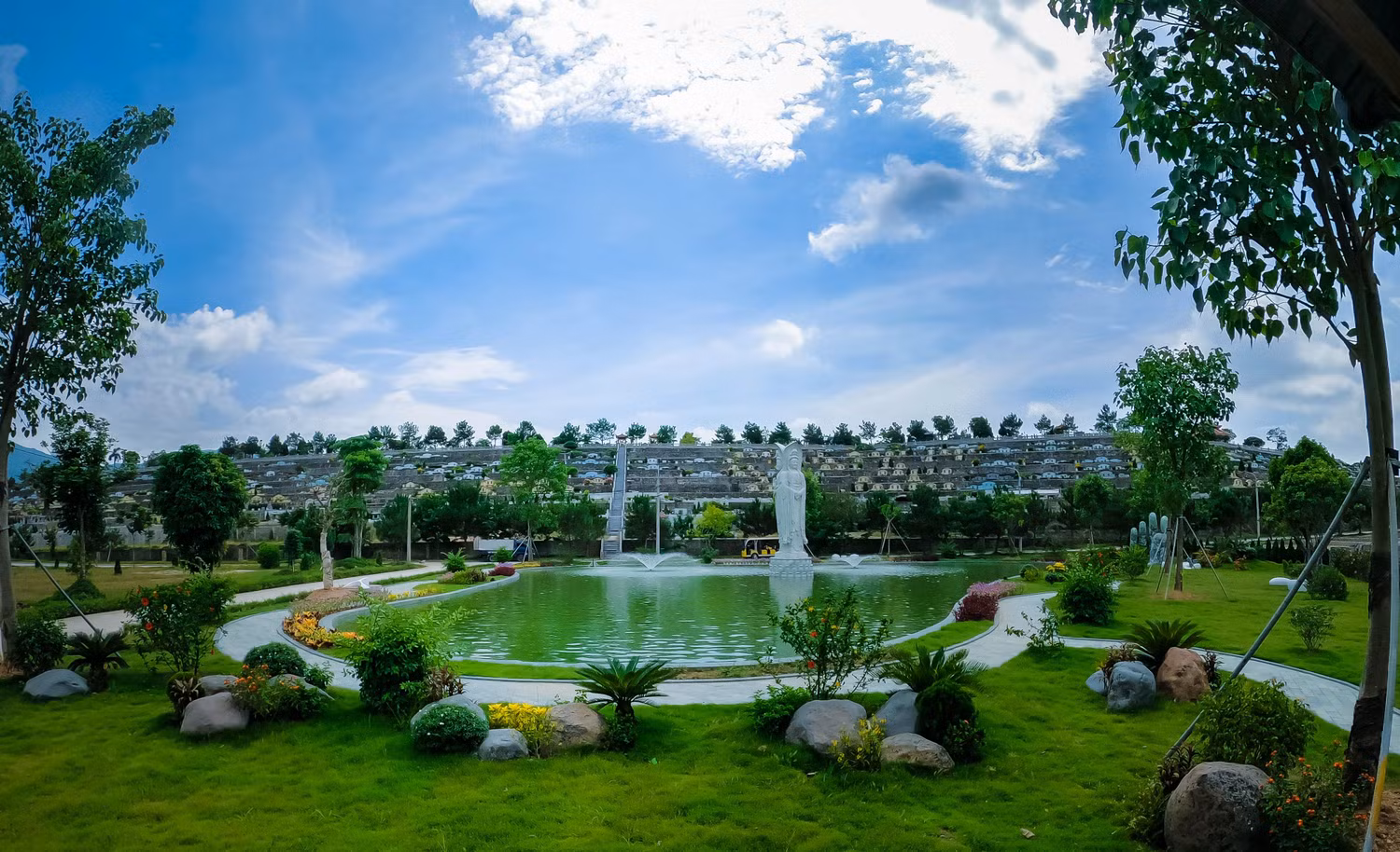 Công ty cổ phần Đầu tư xây dựng và Thương Mại Toàn cầu chủ đầu tư Công viên Tâm linh Lạc Hồng Viên luôn chú trọng đầu từ cảnh quan, không gian xanh, sạch để nơi đây thực sự là nơi lựa chọn lý tưởng cho người đã khuất. Ảnh: N.Q