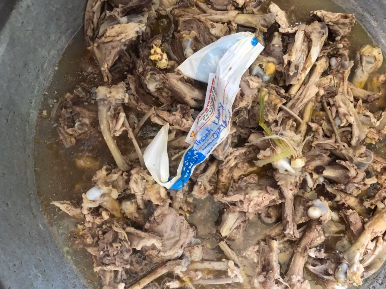 Nồi xương gà được phụ huynh phát hiện bốc mùi hôi thối trước khi chế biến thức ăn cho các con. Ảnh: NVCC.