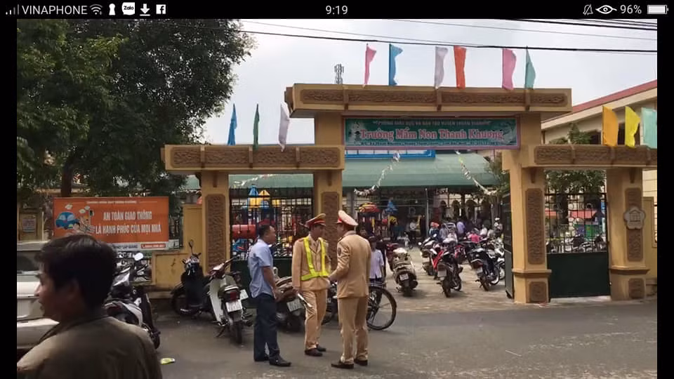 Những ngày này Trường mầm non Thanh Khương rất đông phụ huynh và người dân đến yêu cầu làm rõ có hay không nguồn thực phẩm bẩn tuồn vào cho các cháu nhỏ ăn hàng ngày. Ảnh: Nam Mai. Những ngày này Trường mầm non Thanh Khương rất đông phụ huynh và người dân đến yêu cầu làm rõ có hay không nguồn thực phẩm bẩn tuồn vào cho các cháu nhỏ ăn hàng ngày. Ảnh: Nam Mai.