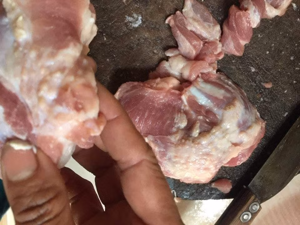 Thịt lợn bị nghi nhiễm sán lợn được phụ huynh chia sẻ trên mạng xã hội được cho là của doanh nghiệp Hương Thành. Ảnh: NVCC.