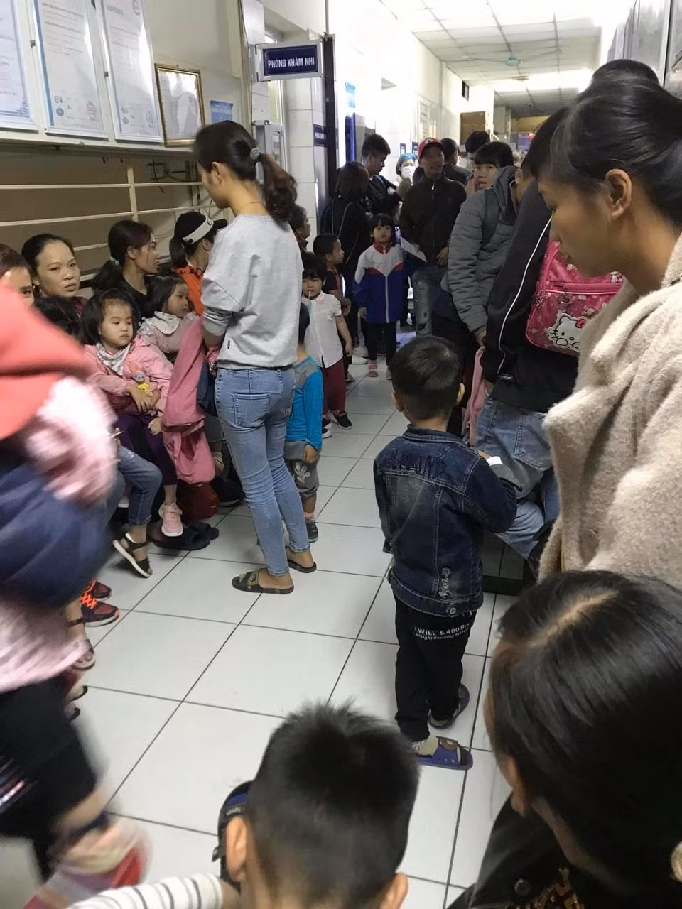 Nhiều phụ huynh Trường mầm non Thanh Khương đưa con đi khám tại bệnh viện ở Hà Nội ngày 15/3. Ảnh: NVCC. Nhiều phụ huynh Trường mầm non Thanh Khương đưa con đi khám tại bệnh viện ở Hà Nội ngày 15/3. Ảnh: NVCC.