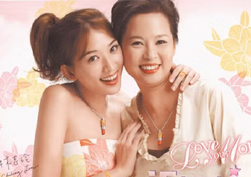 Lâm Chí Linh và mẹ. Lâm Chí Linh và mẹ.