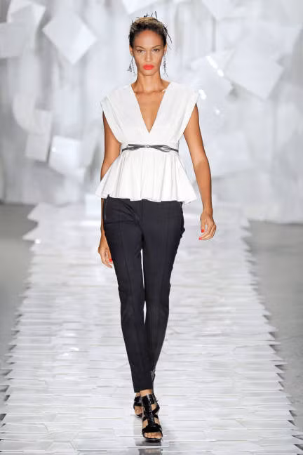 1. Váy, áo peplum Những trang phục có phần eo được may xòe đã trở nên nổi tiếng trên toàn thế giới khoảng hai năm trở lại đây bởi sự mềm mại, điệu đà và tiện dụng, có thể diện vào các mùa trong năm. Thông thường, các nhà thiết kế sẽ sử dụng những chiếc chân váy hoặc quần ôm sát để kết hợp cùng áo peplum hoặc nếu là váy liền, họ chọn may chân váy dáng bút chì hay những kiểu váy hơi suông nhưng bó sát nhằm tạo sự chú ý ở phần thân trên và eo. Thiết kế áo peplum trắng kết hợp cùng quần âu của nhà thiết kế trẻ Jason Wu, vừa mang nét thanh lịch lại rất điệu đà. Điểm nhấn cho toàn bộ trang phục là phần cổ được xẻ sâu và chiếc dây lưng buộc nơ nhỏ xinh. 1. Váy, áo peplum Những trang phục có phần eo được may xòe đã trở nên nổi tiếng trên toàn thế giới khoảng hai năm trở lại đây bởi sự mềm mại, điệu đà và tiện dụng, có thể diện vào các mùa trong năm. Thông thường, các nhà thiết kế sẽ sử dụng những chiếc chân váy hoặc quần ôm sát để kết hợp cùng áo peplum hoặc nếu là váy liền, họ chọn may chân váy dáng bút chì hay những kiểu váy hơi suông nhưng bó sát nhằm tạo sự chú ý ở phần thân trên và eo. Thiết kế áo peplum trắng kết hợp cùng quần âu của nhà thiết kế trẻ Jason Wu, vừa mang nét thanh lịch lại rất điệu đà. Điểm nhấn cho toàn bộ trang phục là phần cổ được xẻ sâu và chiếc dây lưng buộc nơ nhỏ xinh.