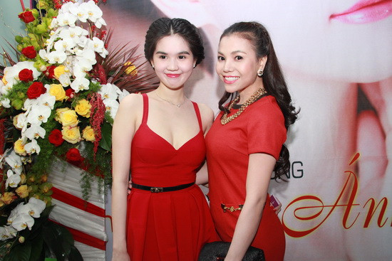 Trà Ngọc Hằng trông có vẻ cũng 'già' hơn Ngọc Trinh một chút