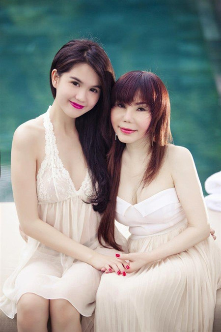 Nước da của Ngọc Trinh và bà chủ spa cứ như như là một