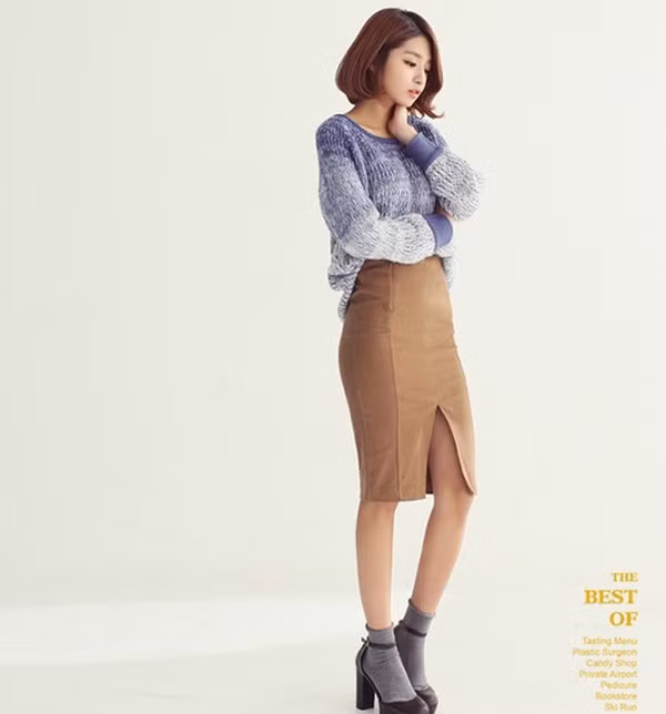 Vẫn học tập cách phối cùng áo len oversized, tuy nhiên midi bó dáng dài sẽ giúp bạn ăn gian chiều cao hơn là váy da. Vẫn học tập cách phối cùng áo len oversized, tuy nhiên midi bó dáng dài sẽ giúp bạn ăn gian chiều cao hơn là váy da.