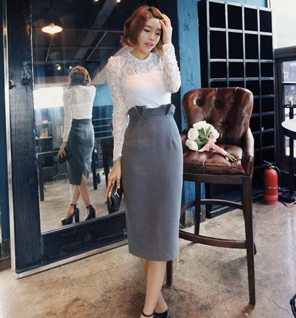 Áo ren trắng và cạp xếp ly yểu điệu của váy midi sẽ giúp bạn cực kì duyên dáng và ghi điểm tuyệt đối trong mắt người đối diện. Áo ren trắng và cạp xếp ly yểu điệu của váy midi sẽ giúp bạn cực kì duyên dáng và ghi điểm tuyệt đối trong mắt người đối diện.