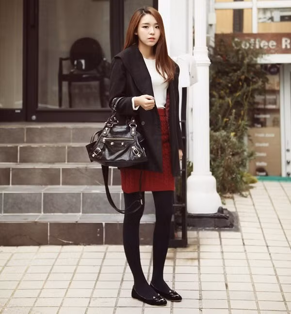Ba tông màu đen-đỏ-trắng luôn là sự lựa chọn an toàn, ngoài ra giày búp bê đế bệt sẽ mang lại vẻ ngoài nhẹ nhàng, thoải mái hơn trong những ngày công việc bận rộn. Ba tông màu đen-đỏ-trắng luôn là sự lựa chọn an toàn, ngoài ra giày búp bê đế bệt sẽ mang lại vẻ ngoài nhẹ nhàng, thoải mái hơn trong những ngày công việc bận rộn.