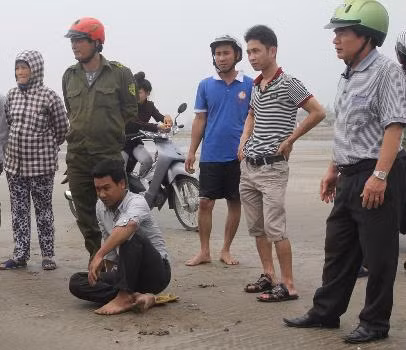 Người thân của em Đức Anh thất thần theo dõi công tác tìm kiếm Người thân của em Đức Anh thất thần theo dõi công tác tìm kiếm