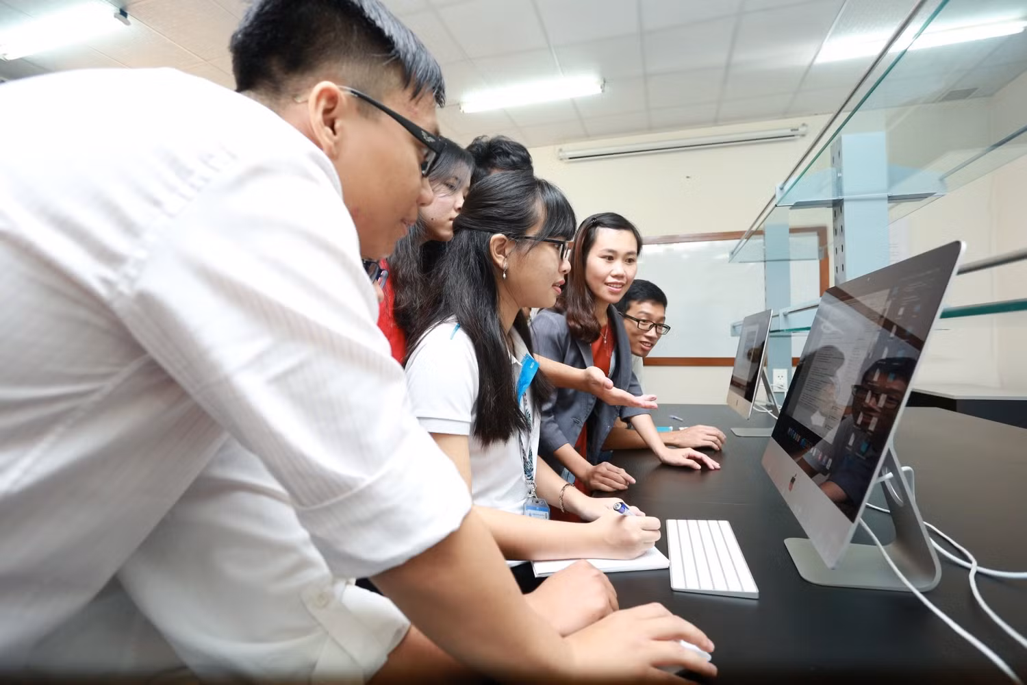 Sinh viên ngành Kỹ thuật không gian thực hành phát triển ứng dụng trên hệ điều hành iOS. Nguồn ảnh: NVCC Sinh viên ngành Kỹ thuật không gian thực hành phát triển ứng dụng trên hệ điều hành iOS. Nguồn ảnh: NVCC