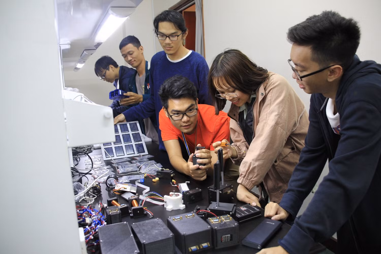Sinh viên ngành Kỹ thuật không gian thực hành xử lý tín hiệu và ảnh vệ tinh. Nguồn ảnh: NVCC. Sinh viên ngành Kỹ thuật không gian thực hành xử lý tín hiệu và ảnh vệ tinh. Nguồn ảnh: NVCC.