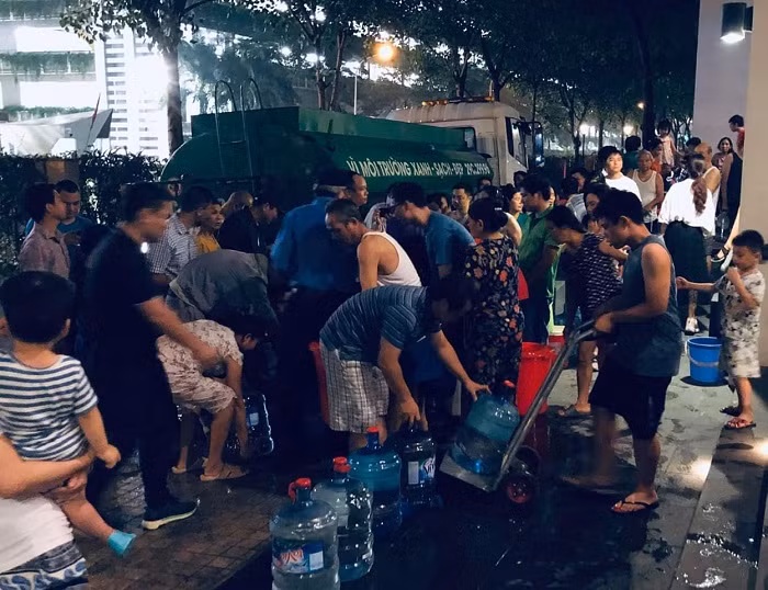 Vật vã trong cơn khát để rồi chỉ nhận được lời xin lỗi kiểu "đãi bôi" và miễn phí 1 tháng tiền nước. Nhưng lúc này người dân chỉ quan tâm tới sức khỏe, liệu có nguy cơ bị ảnh hưởng gì sau những ngày dùng phải nước nhiễm dầu thải không? (Ảnh minh họa: Vũ Ninh) Vật vã trong cơn khát để rồi chỉ nhận được lời xin lỗi kiểu "đãi bôi" và miễn phí 1 tháng tiền nước. Nhưng lúc này người dân chỉ quan tâm tới sức khỏe, liệu có nguy cơ bị ảnh hưởng gì sau những ngày dùng phải nước nhiễm dầu thải không? (Ảnh minh họa: Vũ Ninh)