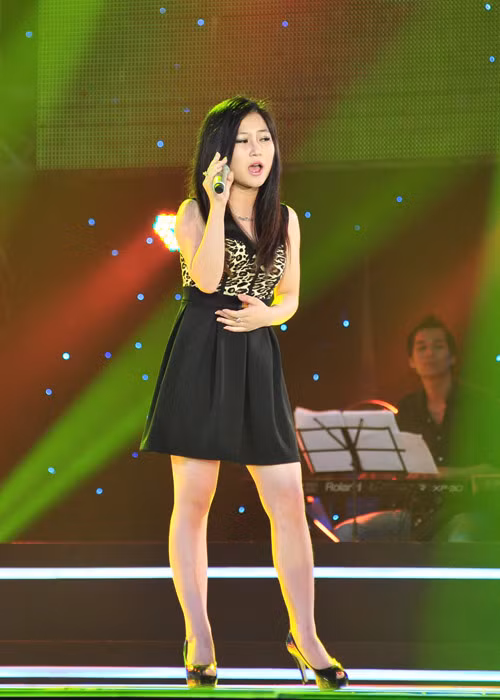 Tại vòng Giấu mặt, Hương Tràm xuất hiện cùng một chiếc váy xòe màu đen áo hoạt tiết da báo. Tuy nhiên, mái tóc thẳng dài và gương mặt đáng yêu khiến cô nàng 'chẳng già tẹo nào'