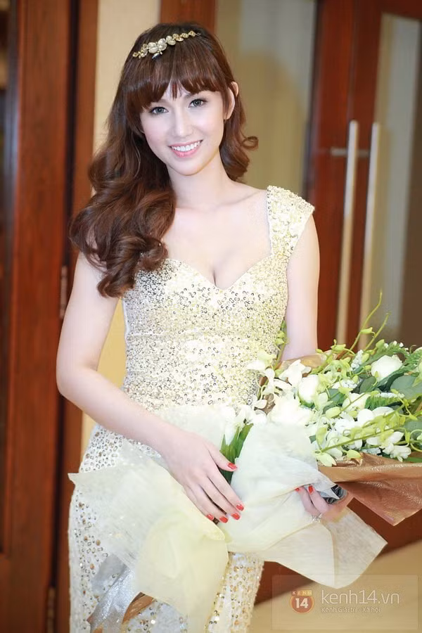 Nhưng sau khi sinh con, trong lần xuất hiện tối 8/1 vừa qua, nhiều người đã 'choáng váng' trước gương mặt lạ lẫm này của Quỳnh Chi