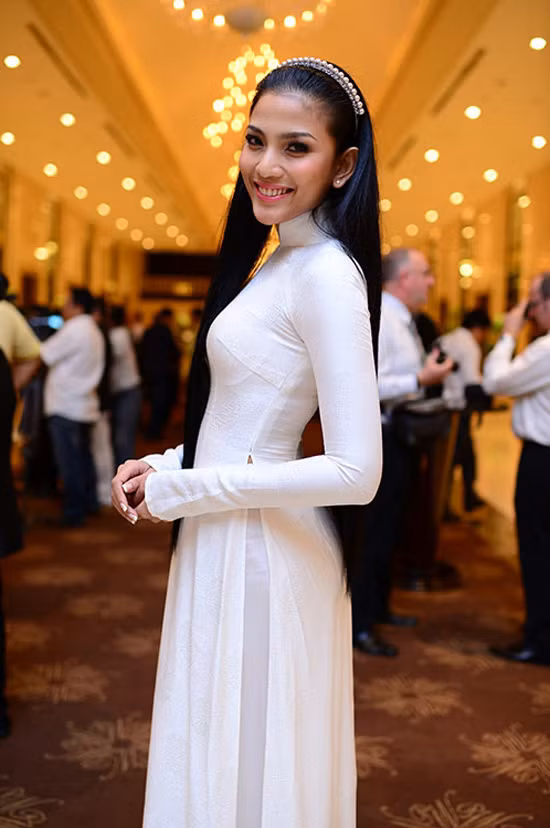 Trương Thị May như một cô học trò khi diện áo dài trắng trong một sự kiện tri ân thầy cô.