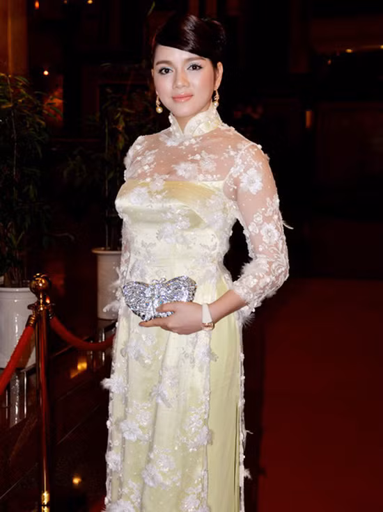 Lý Nhã Kỳ và chiếc áo dài được cho là có giá hơn 200 triệu VNĐ.