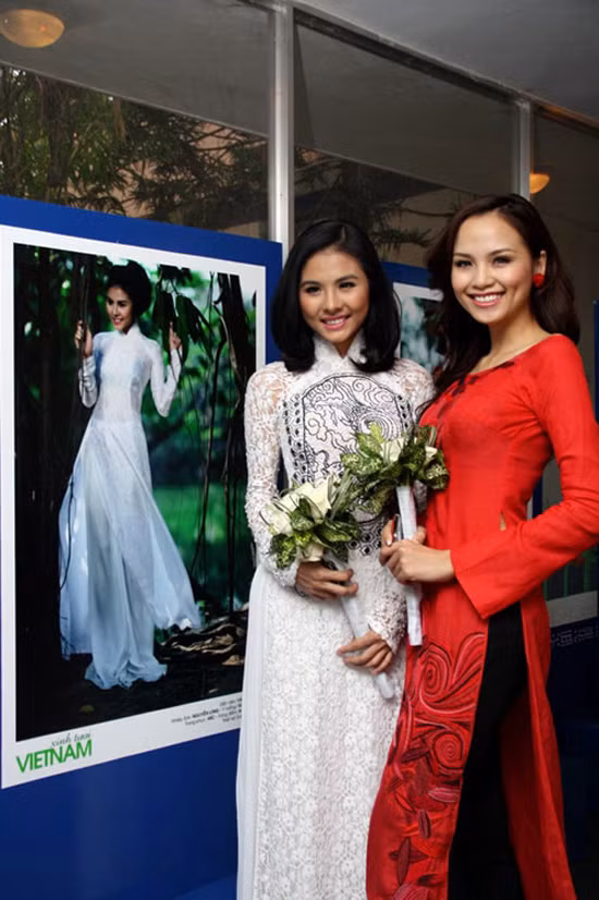 Hoa hậu Diễm Hương rạng rỡ trong áo dài màu cam xẻ phần cổ nhẹ nhàng và áo dài đỏ.