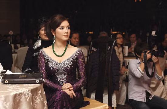 Sang trọng trong chiếc áo dài tím.