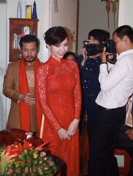 Quỳnh Chi rạng rỡ với áo dài ren đính sequin lấp lánh.
