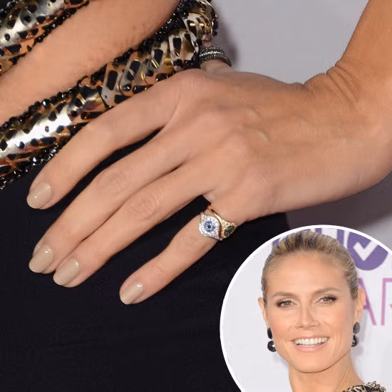 Heidi Klum chọn sơn móng màu nude đơn giản để làm nổi bật cặp nhẫn đôi lấp lánh ở ngón út.