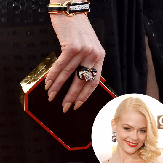 Jaime King chọn phong cách sang trọng, cổ điển.