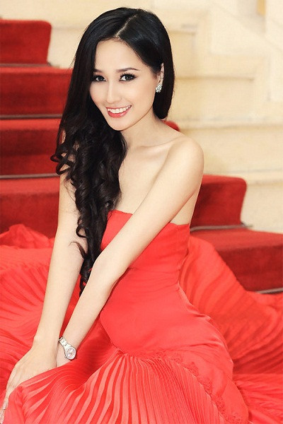 Thời điểm hiện tại Hoa hậu thường xuất hiện với kiểu tóc uốn vén sang 1 bên đầy kiêu sa