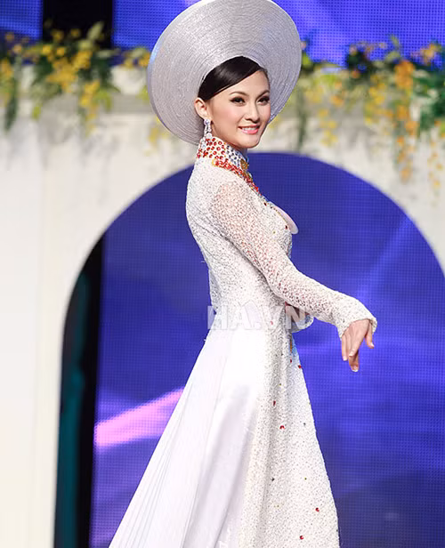 Có lẽ cũng do những tin đồn dao kéo, nên cô trượt giải "Người đẹp Phụ nữ thời đại qua ảnh". Có lẽ cũng do những tin đồn dao kéo, nên cô trượt giải "Người đẹp Phụ nữ thời đại qua ảnh".