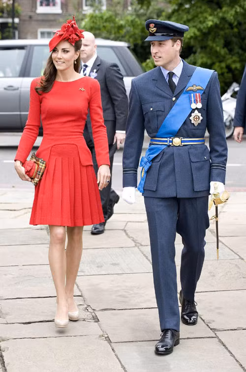 Bộ váy đỏ xuyệt tông mũ đỏ giúp Kate nổi bật giữa đám đông khi cô tham dự một cuộc diễu hành