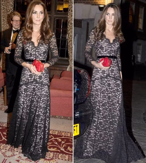 Chiếc váy ren gợi cảm này trước đây đã từng được Kate Middleton mặc tại buổi lễ ra mắt phim Horse War. Và cô tiếp tục tái sử dụng nó khi đến tham dự lễ kỷ niệm 600 năm thành lập của trường đại học St Andrew.