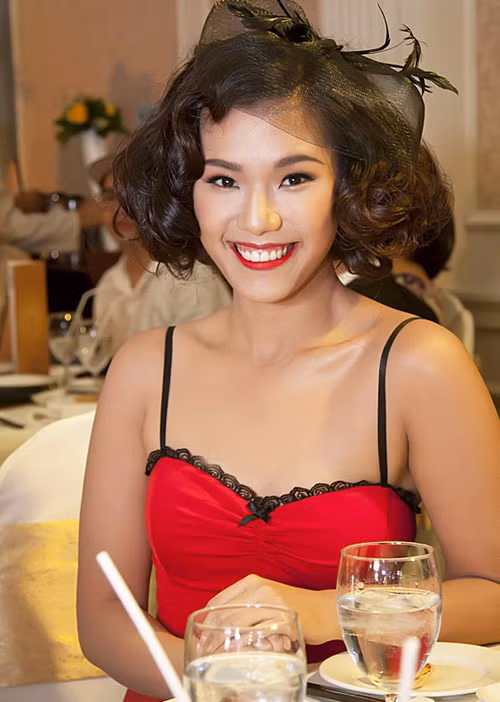 Ca sĩ Phương Vy có gương mặt nhỏ nhắn, thon gọn lẽ ra rất ăn ý với tóc xoăn ngắn nhưng mái tóc cô uốn cao lên gần nửa đầu vừa cầu kỳ, vừa già nua. Cộng thêm phong cách cổ điển dù có quý phái nhưng Phương Vy mất hẳn đi nét đẹp trẻ trung, mơn mởn của mình.