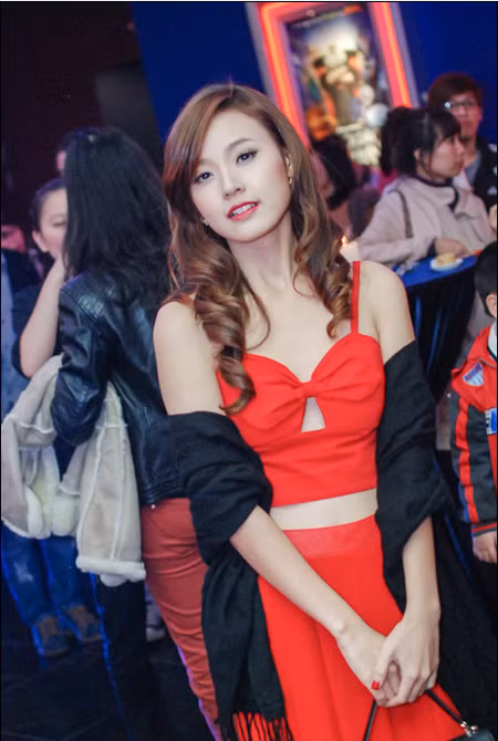 Cứ nhìn những người đứng đằng sau Midu là đủ biết thời tiết Hà Nội lúc đó lạnh thế nào. Ấy vậy mà cô nàng vẫn cắn răng hi sinh vì nhan sắc trong bộ đầm khoét trống trải phần ngực và eo. Chiếc khăn kia xem ra chẳng có tác dụng là mấy. Cứ nhìn những người đứng đằng sau Midu là đủ biết thời tiết Hà Nội lúc đó lạnh thế nào. Ấy vậy mà cô nàng vẫn cắn răng hi sinh vì nhan sắc trong bộ đầm khoét trống trải phần ngực và eo. Chiếc khăn kia xem ra chẳng có tác dụng là mấy.
