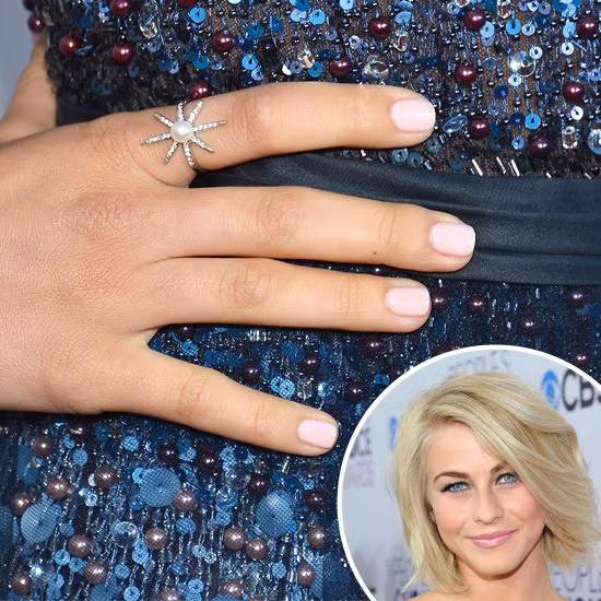 Nail màu hồng nhạt giúp "hạ nhiệt" bộ đầm đính sequin lấp lánh của Julianne Hough.