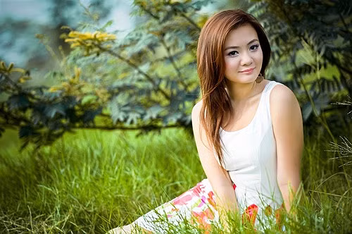 Xuân Mai cũng già hơn tuổi teen khá nhiều bởi cô ưa trang điểm đậm và trang phục gợi cảm.