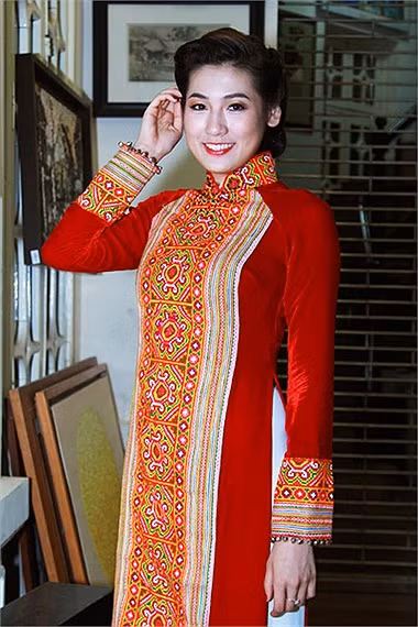 Dương Tú Anh kể từ khi giành ngôi á hậu vẫn xoay sở chưa tìm được hình ảnh đẹp, đúng tuổi.