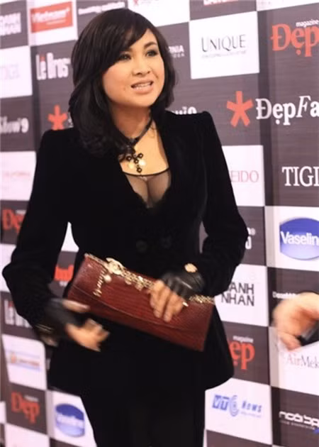 ... sang blazer nhung đen...