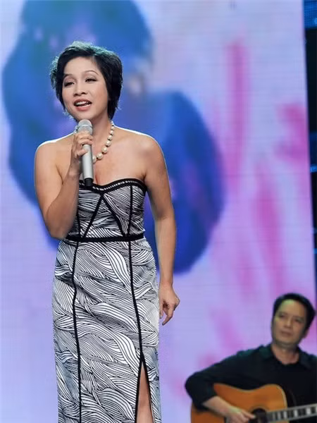 Nếu không, những chiếc đầm cúp ngực kiểu dáng cứng cáp, sang trọng thế này luôn là lựa chọn hàng đầu của cô.