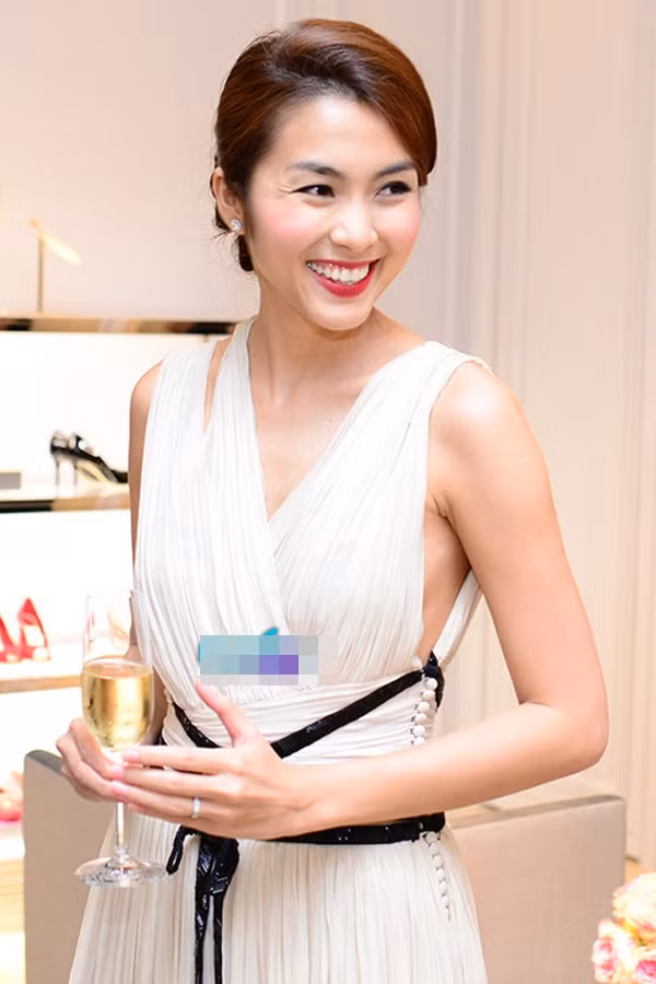 Tăng Thanh Hà gợi cảm với váy Dior.