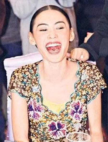 Trương Bá Chi há miệng cười hở cả răng lẫn lợi chốn đông người