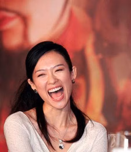 Chương Tử Di cũng cười "thả ga"