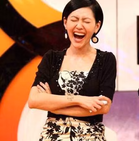 Không hiểu có chuyện gì khiến Tiểu S cười tít cả mắt, lộ hết nếp nhăn như vậy?