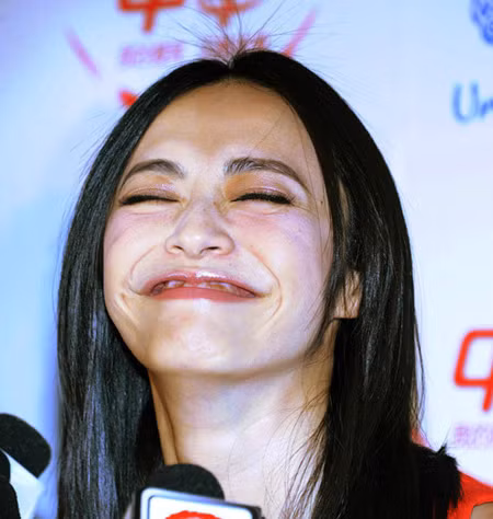 ... và cả nhắm mắt, nhăn mặt