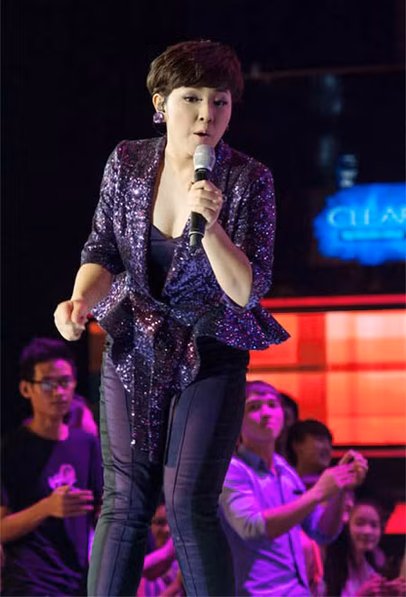Cả cây màu tối vừa giúp Trâm che được bắp tay to lại có phần chiết eo và xòe peplum rất tôn dáng.