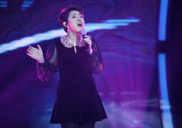 Chất liệu nhung vốn đã già dặn, lại thêm phần tay dài và cổ tròn kín làm cô nàng trông hơi dừ.