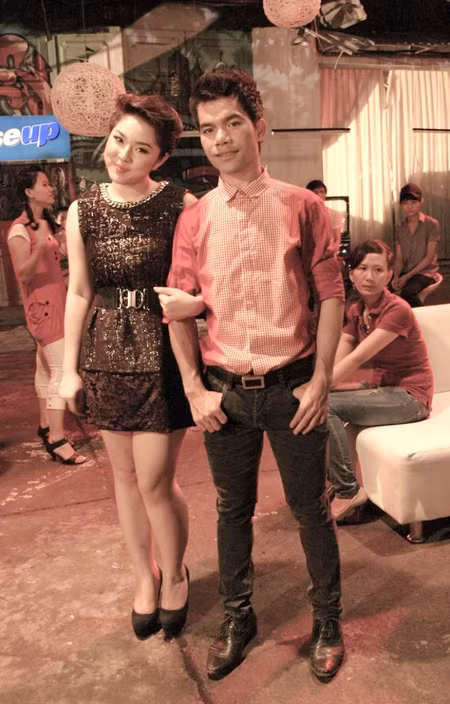 Làn da trắng và mịn màng của Trâm thực sự rất hợp với váy đen kèm thắt lưng cứng cáp.