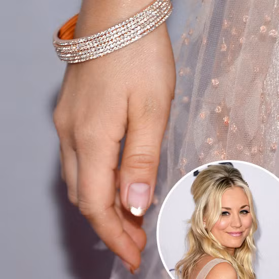 Kaley Cuoco chọn sơn móng màu bạc lấp lánh (chỉ đánh ở đầu móng) - một sự kết hợp ăn ý với phụ kiện và trang phục.